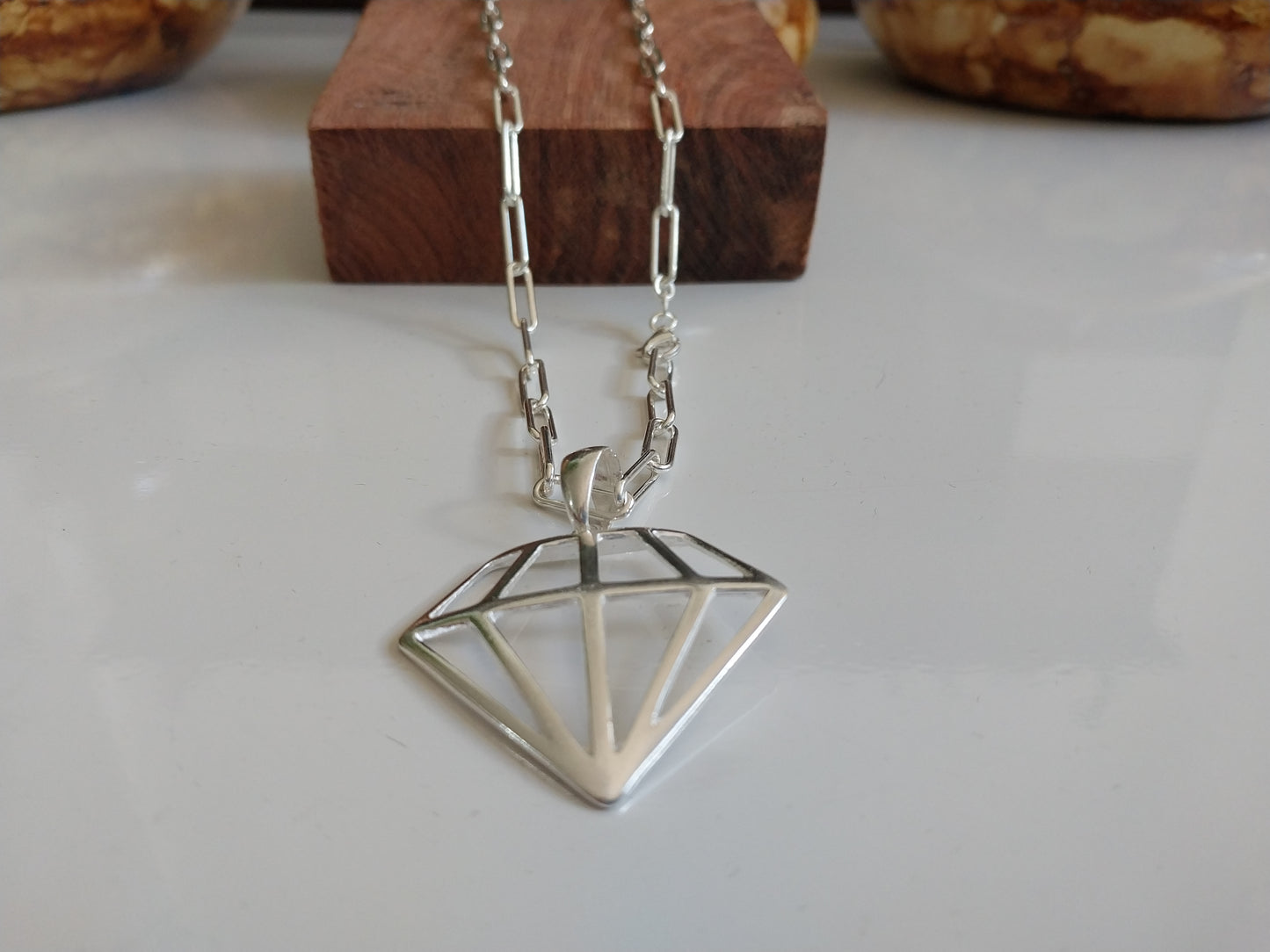 Colar de Prata 925 - Elo Alongado com Pingente de Prata Formato Diamante.