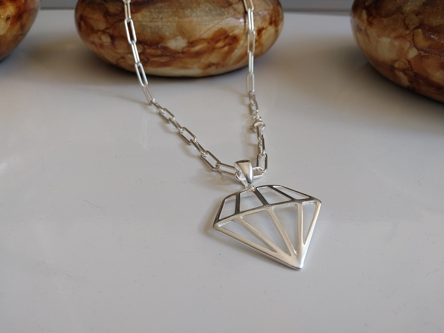 Colar de Prata 925 - Elo Alongado com Pingente de Prata Formato Diamante.