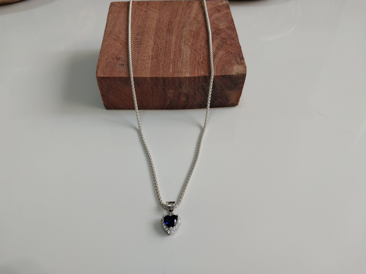 Colar de Prata 925 - Elo Pipoca com Pingente de Prata Pequeno Coração Azul.