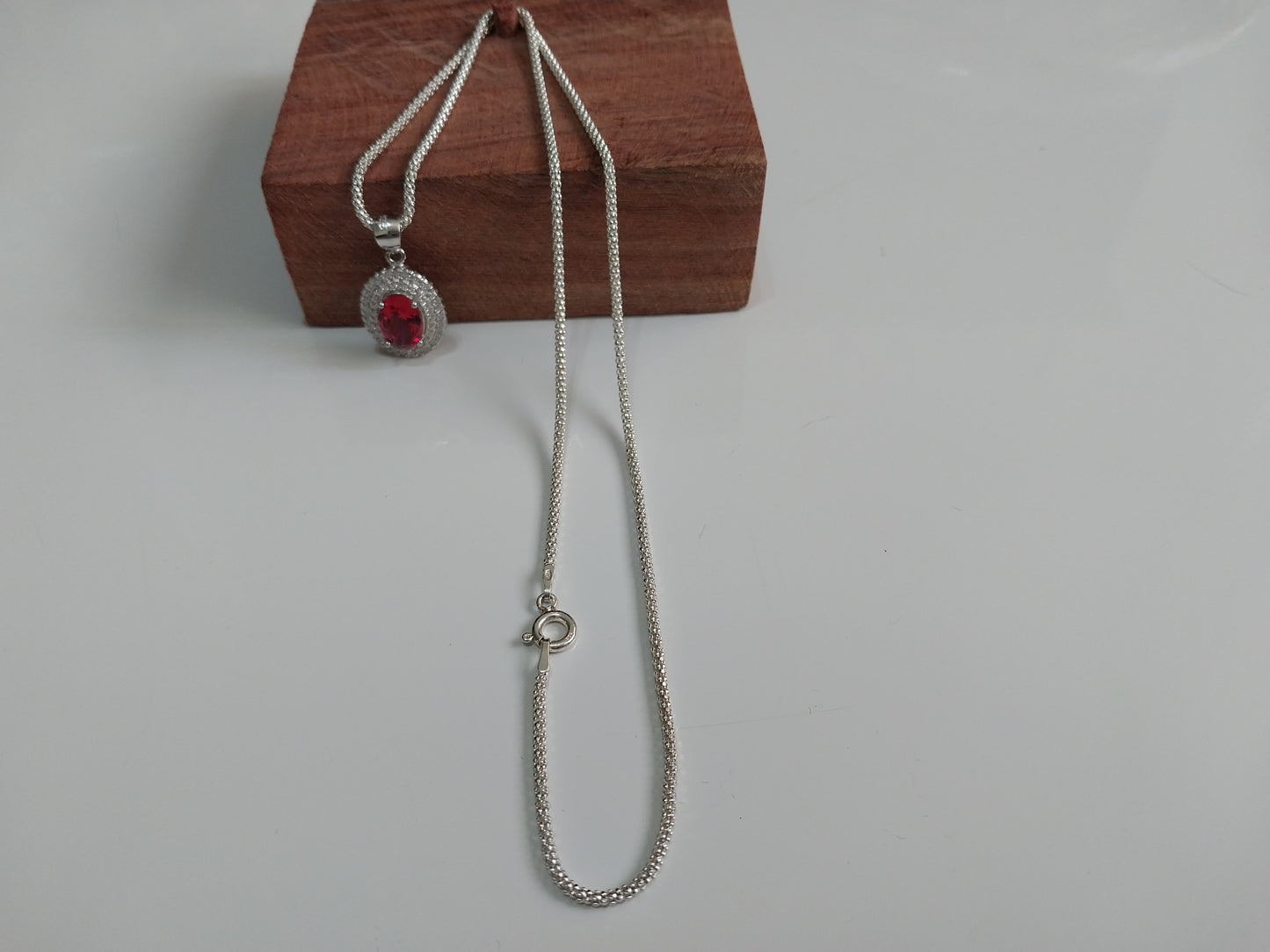 Colar de Prata 925 - Elo Pipoca com Pingente de Prata Pedra Vermelha.