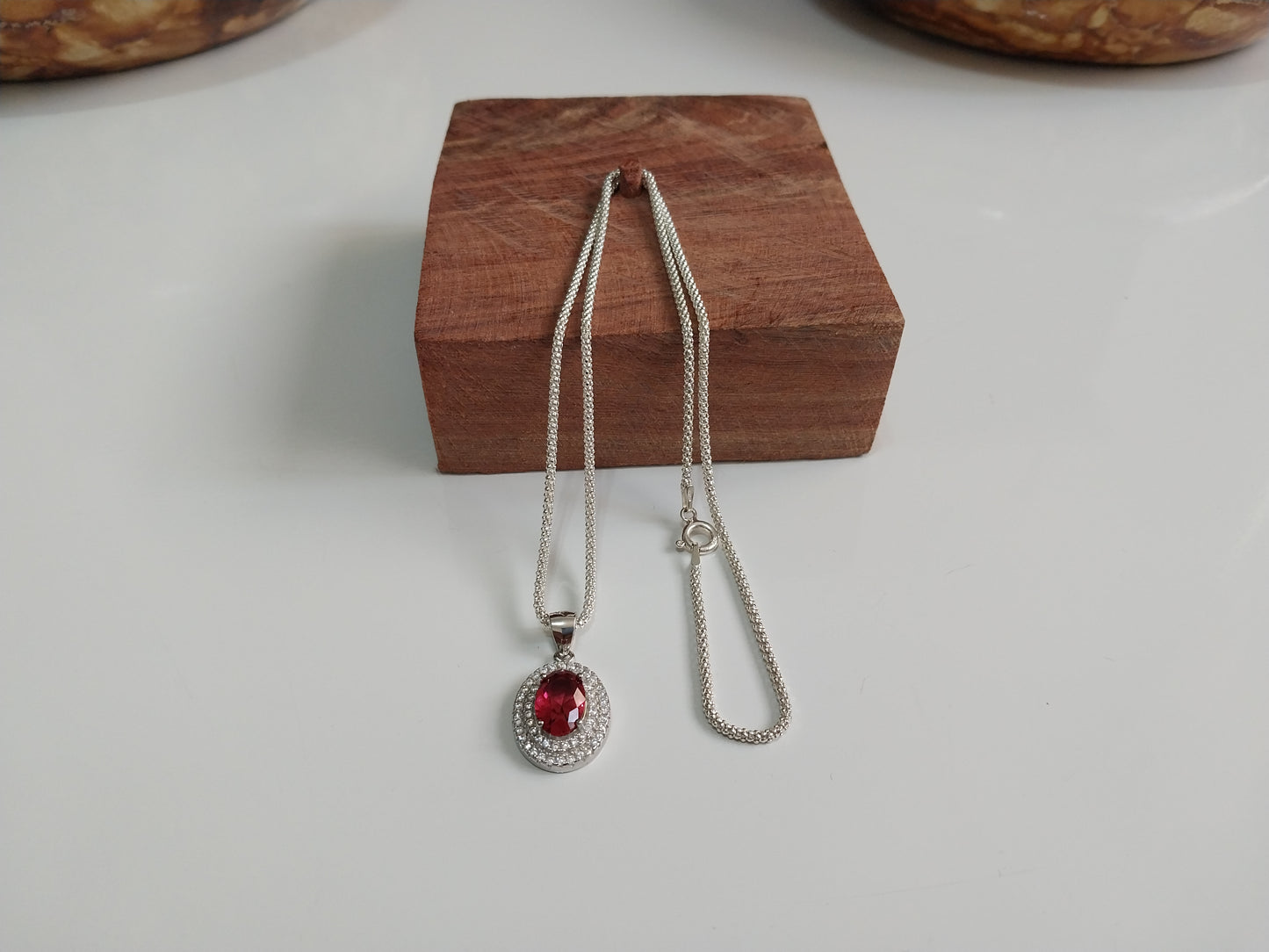 Colar de Prata 925 - Elo Pipoca com Pingente de Prata Pedra Vermelha.