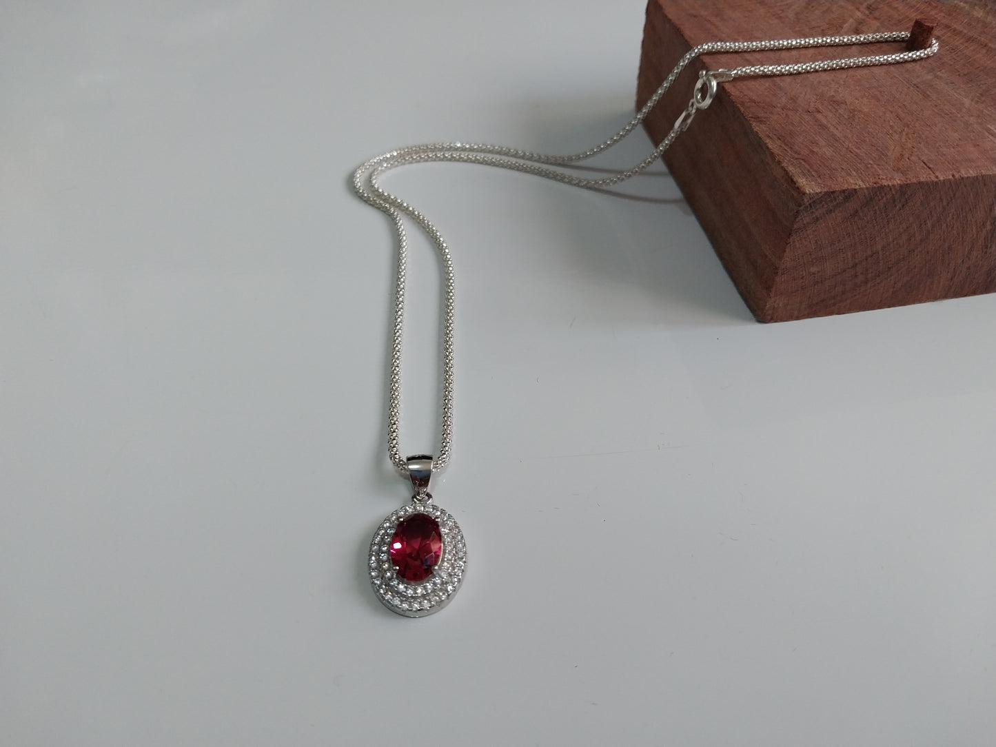 Colar de Prata 925 - Elo Pipoca com Pingente de Prata Pedra Vermelha.