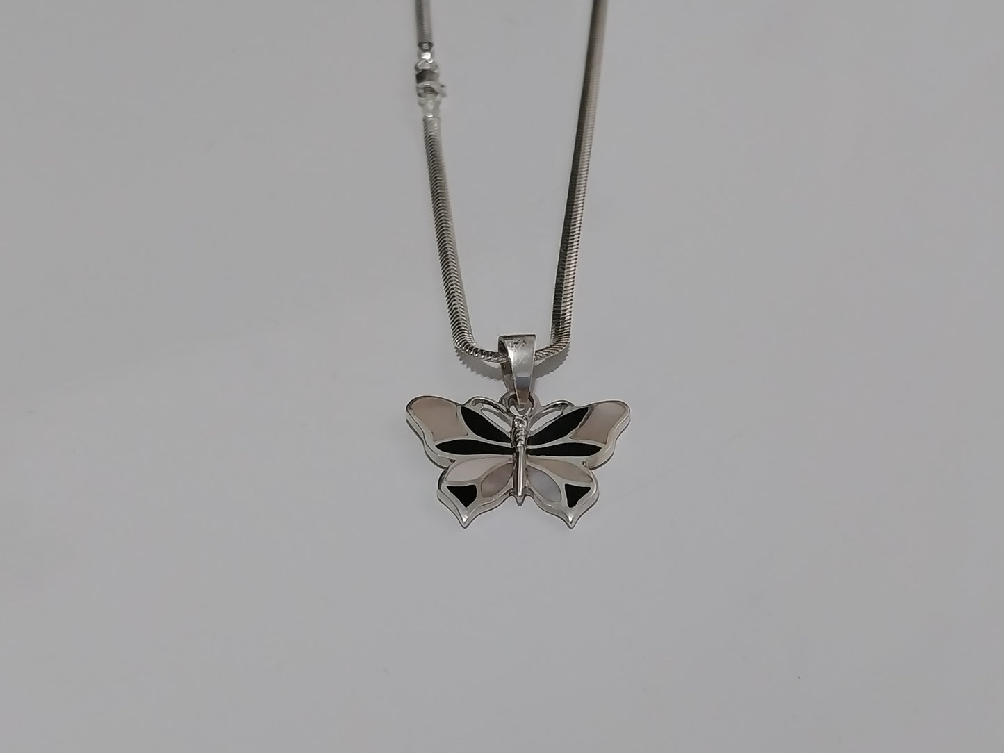 Colar de Prata 925 - Elo Lacraia com Pingente de Prata Borboleta.