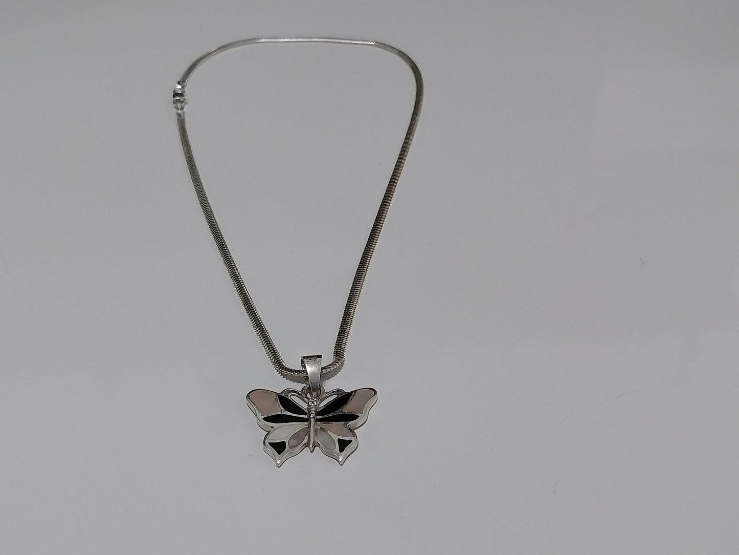 Colar de Prata 925 - Elo Lacraia com Pingente de Prata Borboleta.