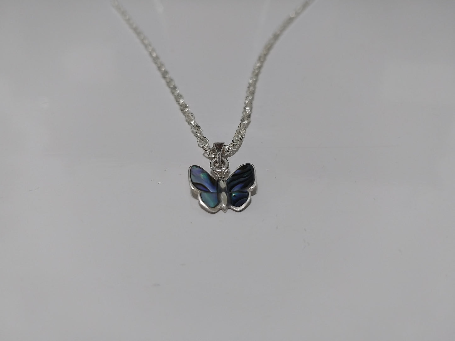Colar de Prata 925 - Elo Singapura com Pingente de Prata Borboleta Colorida.