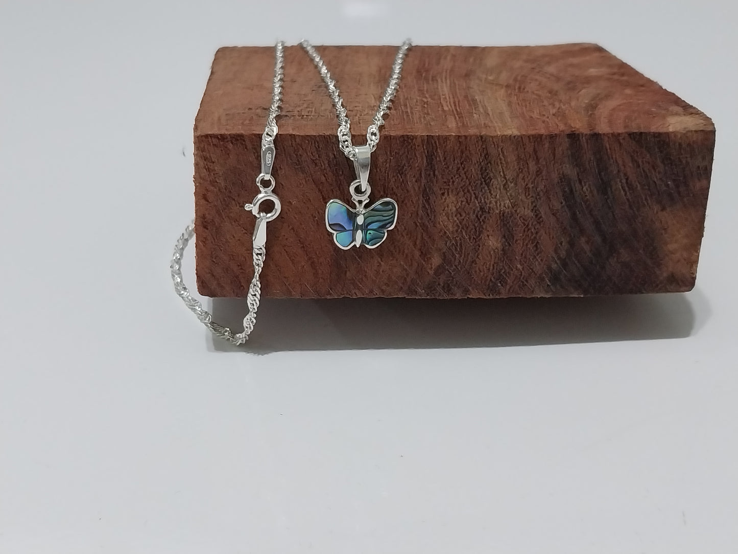 Colar de Prata 925 - Elo Singapura com Pingente de Prata Borboleta Colorida.