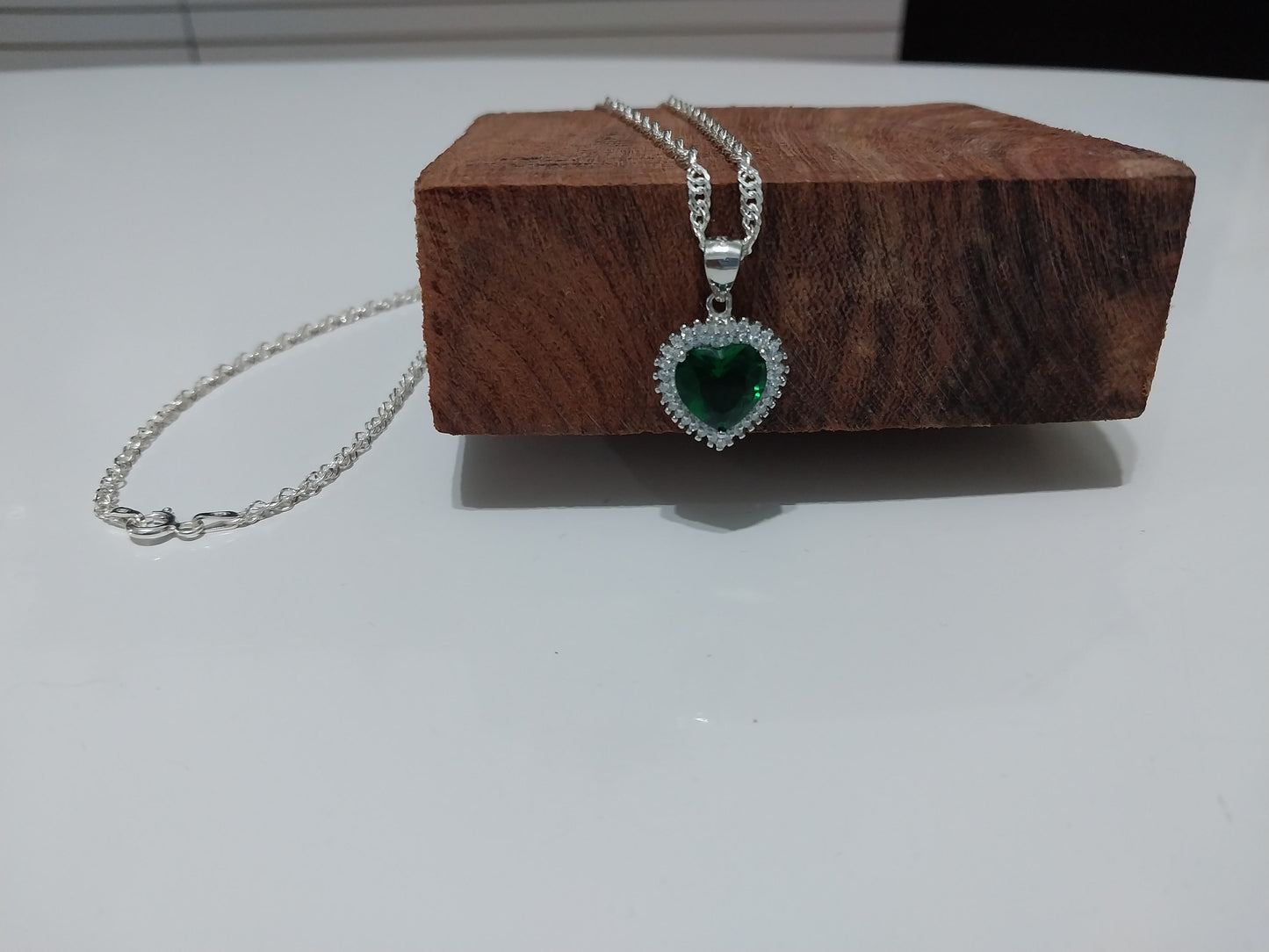 Colar de Prata 925 - Elo Singapura com Pingente de Prata Coração Verde.