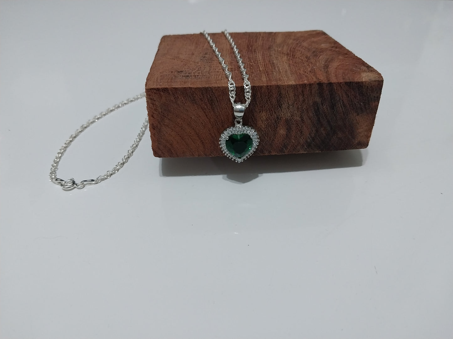 Colar de Prata 925 - Elo Singapura com Pingente de Prata Coração Verde.