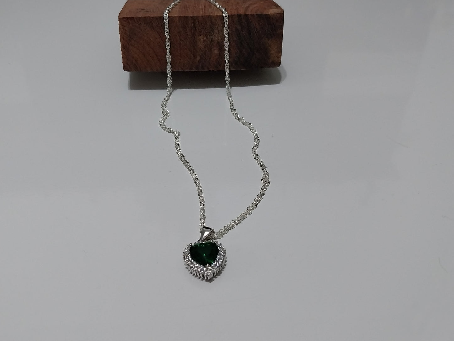 Colar de Prata 925 - Elo Singapura com Pingente de Prata Coração Verde.