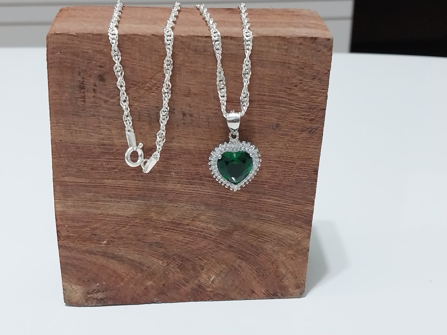 Colar de Prata 925 - Elo Singapura com Pingente de Prata Coração Verde.