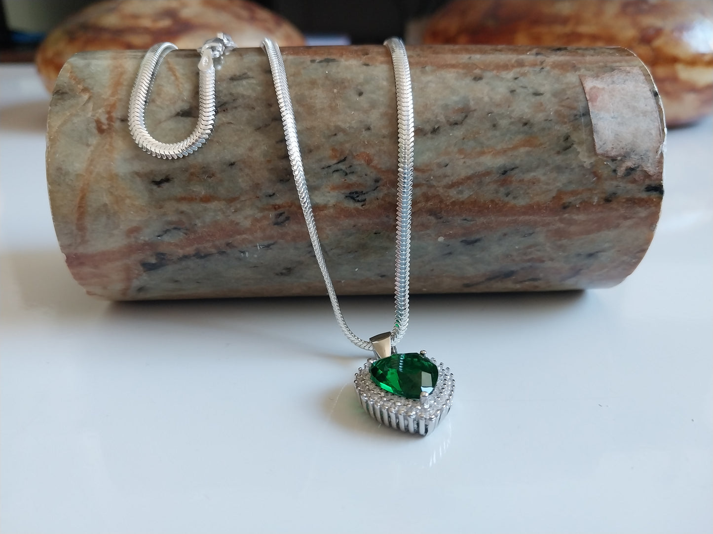 Colar de Prata 925 - Elo Lacraia com Pingente de Prata Coração Verde.