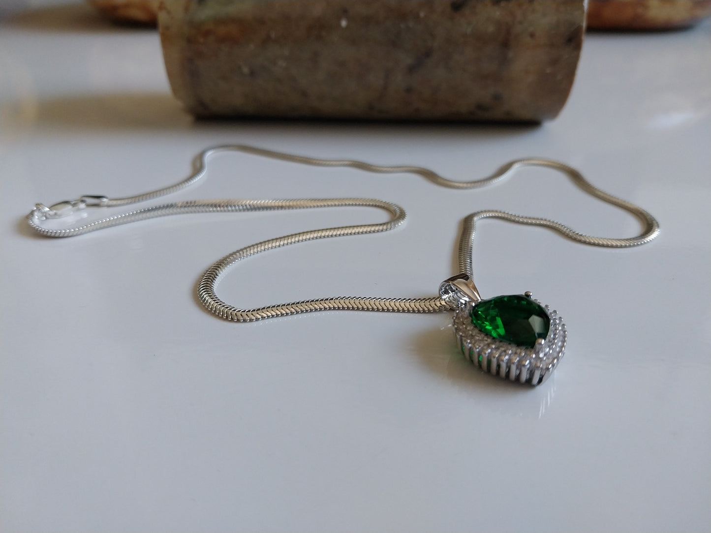 Colar de Prata 925 - Elo Lacraia com Pingente de Prata Coração Verde.