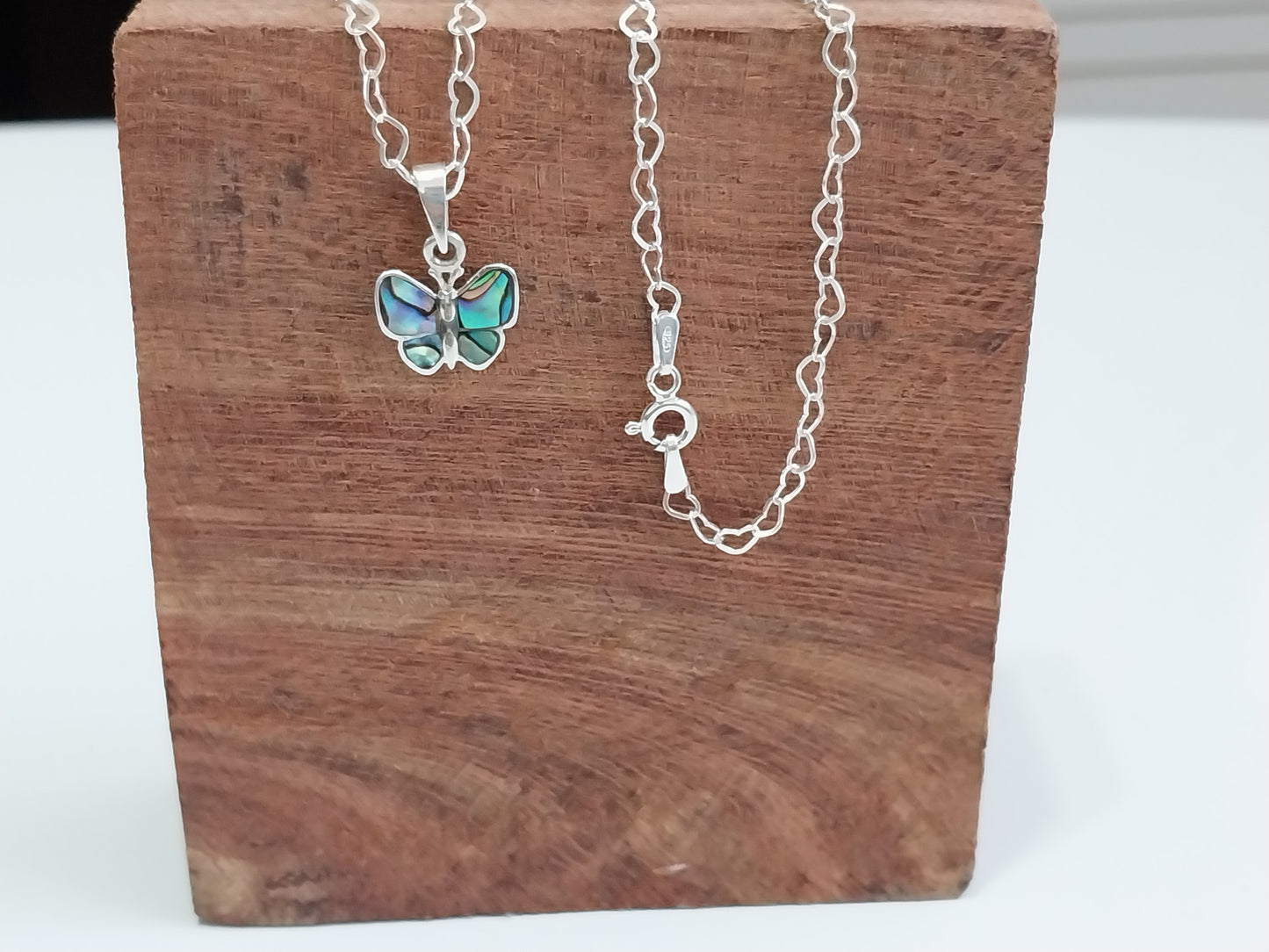 Colar de Prata 925 - Elo Coração com Pingente de Prata Borboleta Pequena.