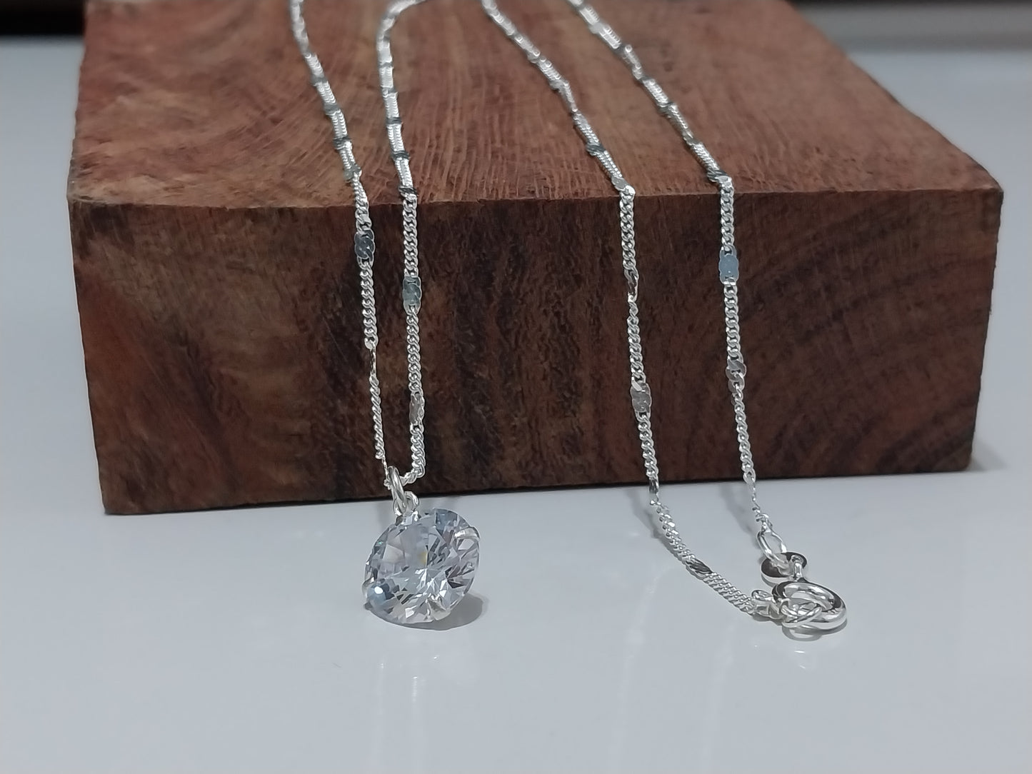 Corrente de Prata 925 - Groumet com Placa e Pingente Ponto de Luz.